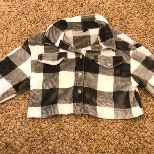 Cute cropped flannel, perfect for fall and going out! Size large fits medium.
